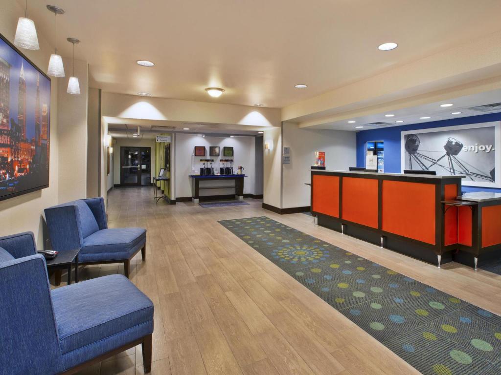 Hampton-Inn & Suites lobby remodel